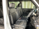 乗降がしやすい運転席。高さが調節できて小柄な方でも運転しやすいポジションをとることができます。