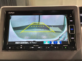 リバースギアに入れるだけで後方の表示へ切り替わります。夜間や雨の日の駐車も楽になりますよ。