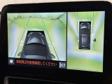 パノラミックビューモニターを装備。駐車場や交差点でクルマを真上から見るように周囲を確認できます。機能の詳細は販売店スタッフまでおたずねください。