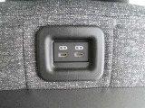 後部座席からも充電ができます!