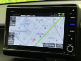高精細な地図画面で、運転に集中しながらもスムーズなナビゲーションを実現。周辺情報も分かりやすく表示され、安心のドライブをサポートします。