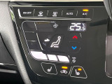 【オートエアコン】一度お好みの温度に設定すれば、車内の温度を検知し風量や温度を自動で調整。暑い&hellip;寒い&hellip;と何度もスイッチ操作をする必要はありません。快適な車内空間には必須の機能ですね♪