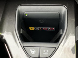 握りやすいステアリングは、操作性も抜群。ステッチが施された上質な素材感が、運転の愉しさを高めます。ハンドルの状態も良好です。
