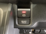セレクトレバーの右に電子制御パーキングブレーキがあります。スイッチひとつで、停車した地点の傾斜などをシステムが検知・判断してブレーキ力を自動的に最適制御し、しっかり停車できるパーキングシステムです。