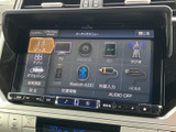 多彩なメディアに対応し、車内でのエンターテイメントを充実させてくれます。長距離ドライブも飽きさせない機能が満載です。