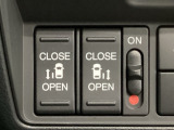 【両側パワースライドドア】両側がパワースライドドアになっており、運転席のスイッチやスマートキーでも開閉が可能です!開口部も広いので乗り降りも楽々♪