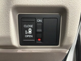 パワースライドドアが付いています。ワンタッチで簡単にお子様でも、お年寄りの方でも、開閉できますからとても便利です。キーレスや車内スイッチでも自動でドアの開閉ができます。