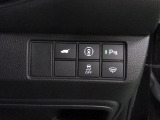 パーキングセンサーや横滑りを防ぐVSA等のスイッチ類は運転席の右側、手の届きやすい位置にあります。