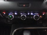 オートエアコンは左右席で独立温度コントロールが可能です。シートヒーター付きで、冷えた車内でもスイッチを押せば数秒でシートがあたたかくなります。