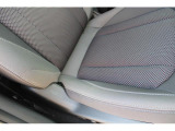 乗り降りする機会が多く傷みの出やすい運転席シートのサイド・座面のアップ写真、ご検討の際の参考にしてください
