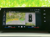 駐車時の安全性を高める機能が充実。後方からの状況をクリアに映し出し、狭い場所でもスムーズな駐車をサポートします。運転の苦手な方にも安心です。