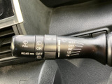 雨天時でもクリアな視界を確保できるワイパーレバー。運転の安全性を高めます。様々な設定で、状況に応じた拭き取りが可能です。
