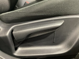 運転席にはドライバーの体型や好みに応じて前後方向だけでなく、高さの調整ができるシートリフターを装備!