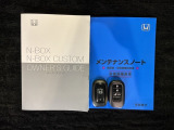 スマートキーは鍵をバッグに入れたままでもドアロックの開閉やエンジンのON・OFFができます。夜間や雨の日も鍵を探さなくて良いので便利です。