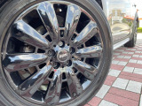 ●純正18インチアルミホイール:輸入車ならではの卓越した走りを支えるホイールと足回りです!日本車の走りに慣れている方にもぜひ体感して頂きたいほど、高いレベルでまとまっています!