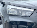 【LEDヘッドライト】悪天候や夜間走行時も良好な視界を確保し安心して運転できる高輝度LEDヘッドライトを装備!点灯速度が早く、消費電力も抑えられています。