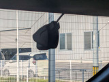 リアガラスに設置されたカメラで後方車両の動きや接近をしっかり記録。煽り運転対策や後方からの追突事故時にも確かな映像を残せるため、ドライブの安全性が一段と高まります