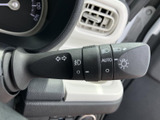 操作しやすい位置に配置され、直感的に操作できます。安全確認を怠らず、スムーズな車線変更をサポートします。