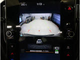 後方映像を11.6インチディスプレイに表示し、ステアリング連動ガイドラインが駐車をサポート。さらに後退時はリヤ4センサーが障害物を検知し、必要に応じてブレーキが作動します。