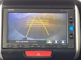 バックモニター付きで、車庫入れやバック時の後方確認をサポート。