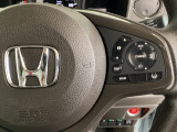 ハンドルにHondaセンシング系のクルーズコントロールやレーンキープアシストなどの操作スイッチが装備されています。ハンドルから手を離さず安全に操作できます。
