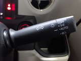 便利なオートライトコントロール機能付。暗くなるとヘッドライトを自動でつけてくれます。トンネルの多い郊外の道や、高速道路のトンネルを走行する時などは大変便利です。