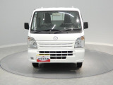【全体正面】冬道の安心感が心強い4WD。日々の農作業から敷地内の移動まで、使い勝手の良い軽トラックです。