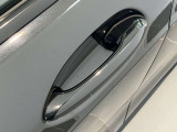 コンフォート・アクセス付。ドアハンドルに有る凹凸に触れますとロックし、ドアハンドルに手を入れますとロック開錠となります。とても便利な機能です。