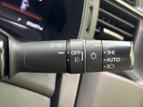 操作感に優れたウインカーレバーで、スムーズな車線変更や右左折をサポート。確実な操作感で、安全な運転を支援します。
