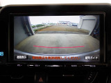 バックモニター付きで慣れない駐車場や車庫入れをサポートします。