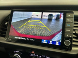 リバースギアに入れるだけで後方の表示へ切り替わります。夜間や雨の日の駐車も楽になりますよ。