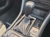 マニュアル車のようなダイレクトな走りを実現する独自の6速AT。操作性に優れたフルオートエアコンに加え、シートヒーターやステアリングヒーターなどの快適装備を機能的に美しく配置しています。