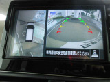 アラウンドビューモニター:空から見下ろしているような視点でスムーズな駐車と安全確認ができ安心して運転出来ます。