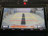 ディスプレイに後方の視界を表示し、車庫入れをサポート「距離目安線」「車幅延長線」およびステアリング操作に連動する「予想進路線」を画面に表示します。※必ず車両周辺の安全を直接確認してください。