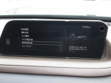 こちらのお車には先進安全装備が多数搭載されています。衝突被害を回避あるいは軽減するためのブレーキや、後方死角からの接近警報、車線逸脱を防止する警報装置など、詳しくはスタッフまでお尋ねください。