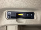 ハンドルの左下にETCがついています。高速道路の料金所の通過も楽々です。 カードの取り出しもしやすい場所についています。