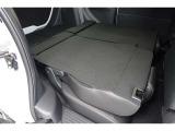 背もたれが倒れますので少々長い荷物も収納出来ますよ。