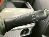 操作しやすいウインカーレバーで、安全な車線変更をサポート。直感的な操作で、スムーズな運転をアシストします。
