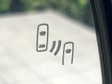 【ブラインドスポットモニター】走行中、ドアミラーの死角になりやすい箇所に後続車が接近するとサイドミラーのレンズに警告を表示!ドライバーに注意喚起をしてくれます。