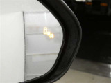 隣車線を走る車両をレーダーで検知し、ドアミラーでは確認しにくい後側方エリアに存在する車両に加え、急接近してくる車両も検知します。車両を検知するとドアミラーに搭載されたLEDインジケーターが点灯します。