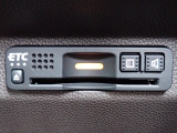 ■【ETC車載器】が装備されています。セットアップをしてお渡しとなり、ETCカードを差し込むだけで高速道路の利用が可能です。