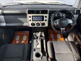 運転席廻りの画像です。操作スイッチ類もキレイな状態です。専門のスタッフが内外装を清掃・きめ細かい箇所までクリーニングしています