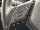 運転中、オーディオの操作をしてて、ハッとしたことはありませんか?ステアリングスイッチは、運転中でもハンドルでオーディオの操作が可能です。安全なドライブをサポートします。