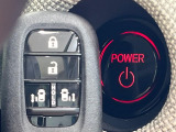 【Hondaスマートキー】カバンやポケットに入れたままでもドアの施錠・解錠が可能なスマートキーを装備。エンジンのオン・オフ時もカギを取り出す必要が無いからとっても便利です♪