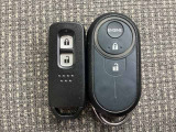 スマートキーを装備しています。鍵を差し込むことなくドアロックの開け閉めと、スタートボタン操作でのエンジンスタートができます。加えて、純正リモコンエンジンスターター用の操作キーもついています。