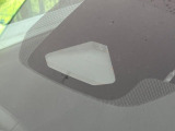 【プリクラッシュセーフティ】前方の車両等を検知し、衝突しそうな時は警報で注意を促し、ブレーキを踏む力をサポート。ブレーキを踏めなかった場合は衝突被害軽減ブレーキが作動、衝突回避をサポートします。