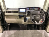 車内は光触媒抗菌消臭施工済です。インパネ周りはスタイリッシュなデザインで機能や装備も充実しています。グローブボックスやカップホルダーのほかにトレーなどたくさんの収納スペースが付いています。