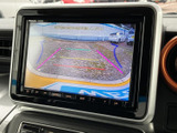狭い場所での駐車も安心。後方の状況を画面で確認できるので、安全に駐車操作を行えます。ガイドライン付きでより便利です。