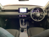 車内は光触媒抗菌消臭施工済です。インパネ周りはスタイリッシュなデザインで機能や装備も充実しています。グローブボックスやカップホルダーのほかにトレーなどたくさんの収納スペースが付いています。