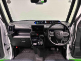 360&deg;UV&IRカット機能ガラス採用。見易い計器類と運転し易いレイアウトのドライビングポジションは、極細Aピラーの採用で視角も少なく前方&左右の見切りが良く安心して運転できます。